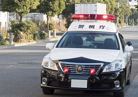 事故現場にて、警察官立会いのもと現場検証をし、人身事故の届け出を行います。